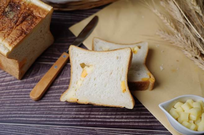 「卢恩不老吐司」口感Q弹并加入双色乳酪丁，让麵包更有滋味，208元。（吴宝春麦方店提供）