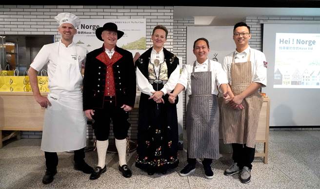 斯坦格兰百年磨坊总监主厨Jesper(左1)与吴宝春（右2）、行政总主厨谢忠佑（右1）等人一块发表6款挪威麵包。（吴宝春麦方店提供）