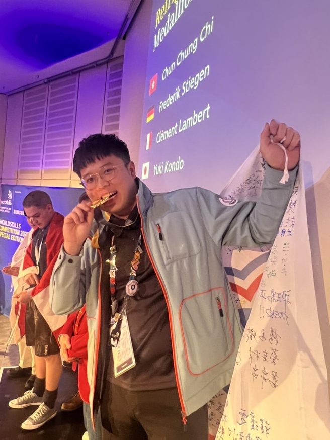 田佳承同学于2022年国际技能竞赛(World Skills Competition 2022)
勇夺「冷冻空调职类」金牌。(照片/臺北市教育局提供)
