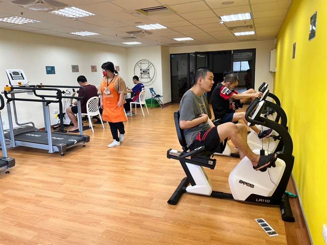 高雄市社会局藉由体适能活动，帮助弱势民眾做体能上的宣泄，并刺激脑中愉悦迴路。（高雄市社会局提供／林瑞益高雄传真）