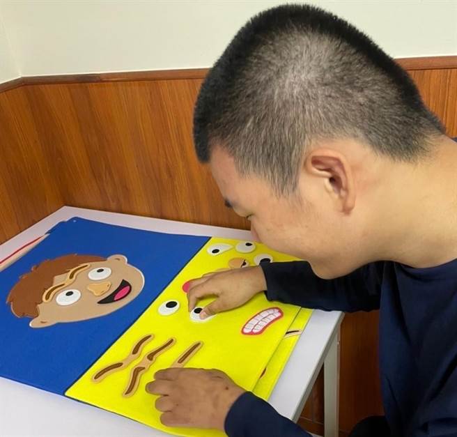 高雄市社会局藉由认知拼图稳定弱势民眾的情绪，提升自我成就感。（高雄市社会局提供／林瑞益高雄传真）