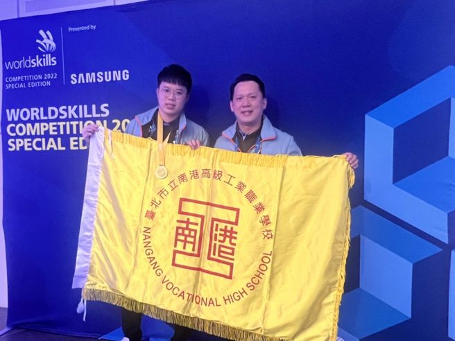 田佳承(左)很感谢指导老师兼裁判林谦育(右)的帮助。(照片/臺北市教育局提供)