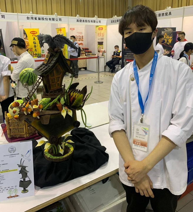 李哲玮获得巧克力工艺赛铜牌（金、银牌从缺）及最高分荣誉奖。(照片/中臺科技大学提供)