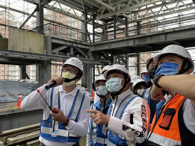 新北市长侯友宜今前往捷运三莺线三峡(LB06)站视察，市府预计年底招商共构大楼空间，预计将1至3楼规画成生活商场及公益设施，服务新旧社区居民。（蔡雯如摄）