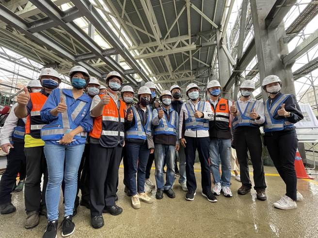 新北市长侯友宜今前往捷运三莺线三峡(LB06)站视察，市府预计年底招商共构大楼空间，预计将1至3楼规画成生活商场及公益设施，服务新旧社区居民。（蔡雯如摄）