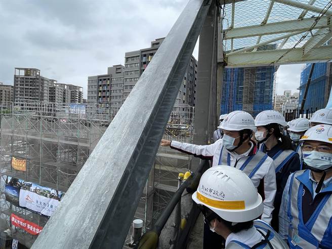 新北市长侯友宜今前往捷运三莺线三峡(LB06)站视察，市府预计年底招商共构大楼空间，预计将1至3楼规画成生活商场及公益设施，服务新旧社区居民。（蔡雯如摄）