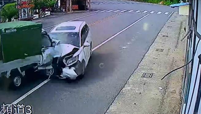 自小客车过弯超速，衝入对向车道撞上小货车。小客车陈姓驾驶酒测值超标。（读者提供／程炳璋台南传真）