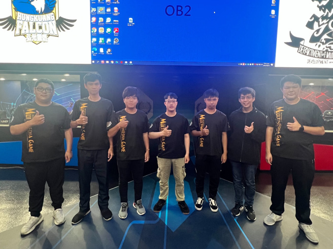 弘光科技大学多媒体游戏发展与应用系大二、大三7位学生，组队参加2022 CCCE城市杯数位科艺电竞邀请赛，在数位科艺系列「赛事实况转播」获得全国组冠军。(照片/弘光科技大学提供)