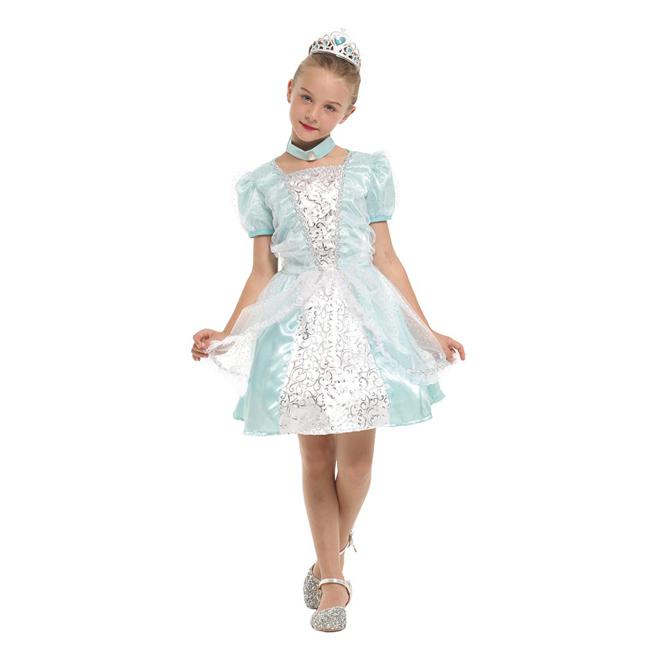 家樂福推出女孩們喜歡的各種公主系列服裝，銀藍公主裝，價格店洽。（家樂福提供）