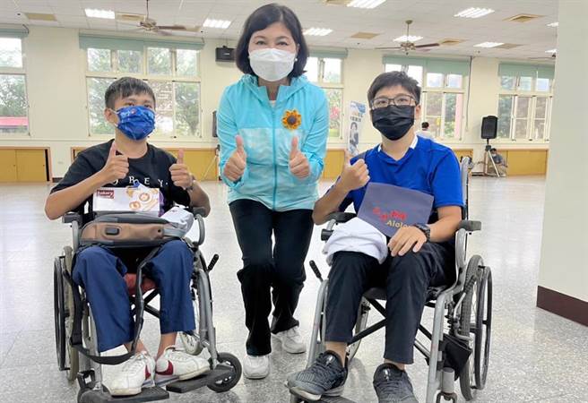 張麗善（中）提社會福利，照顧弱勢列政見重點。（摘自張麗善臉書／張朝欣雲林傳真）