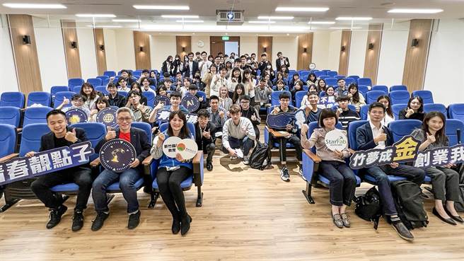 縣府舉辦青年創新創業培育計畫「青春靚點子」學生創業挑戰賽，教育局長楊郡慈（中左）期望參賽團隊的創新活水，帶動新竹縣產業革新。（新竹縣政府提供／羅浚濱新竹傳真）