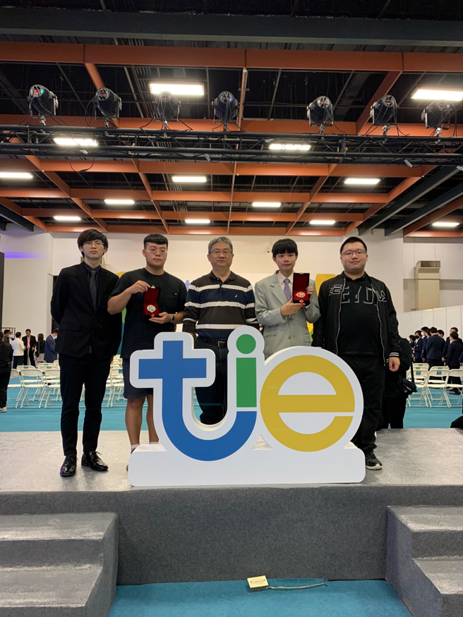 资工系教授陈维魁指导学生参加台湾创新技术博览会，获得1银1铜佳绩。(照片/健行科技大学提供)