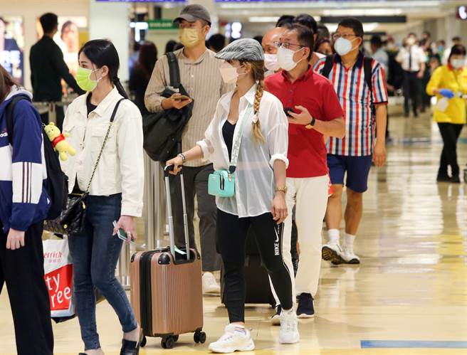 國境解封，桃園機場擠滿出境民眾(本報資料照片)