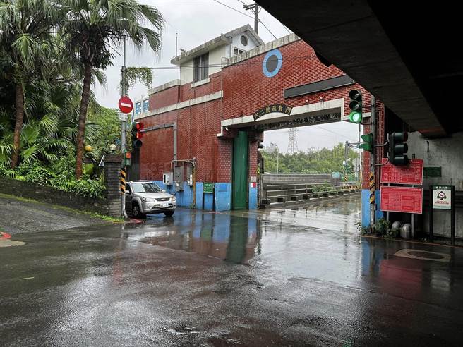 稍早新北市交通局宣布，吉林街水門開放通行。（汐止分局提供／李奇叡新北傳真）