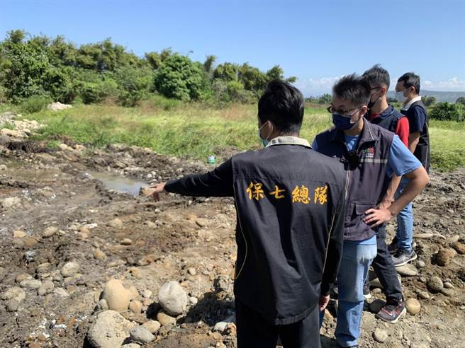 台中检警侦办中市1处农地遭倒强酸废水案，检警会同环保局查缉，已收押1人，全案扩大侦办中。（保七提供／陈淑芬台中传真）