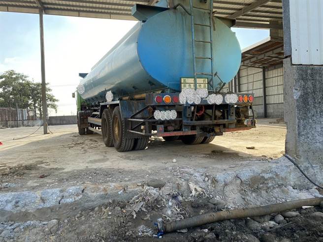 台中检警侦办中市1处农地遭倒强酸废水案，检警会同环保局查缉，已收押1人，全案扩大侦办中。（保七提供／陈淑芬台中传真）