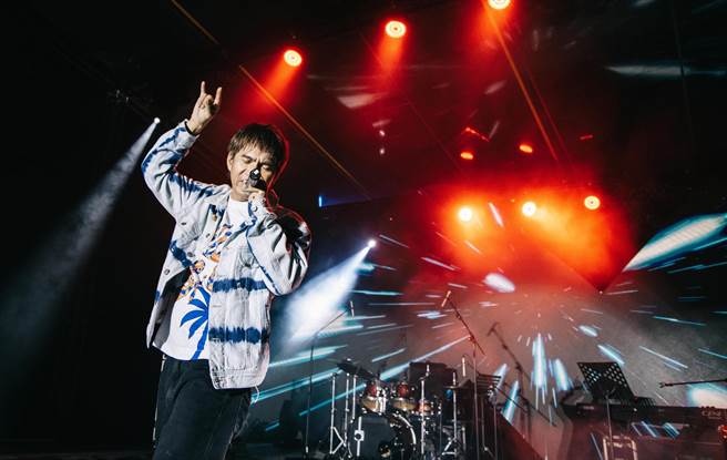 王宏恩冒雨开唱。（Fali Fali音乐节提供）