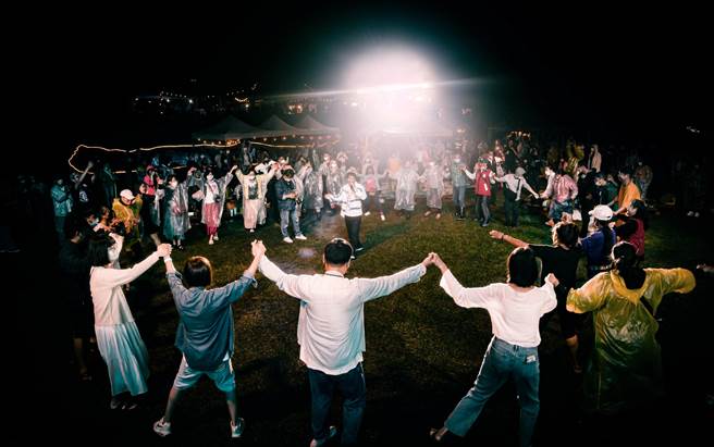 王宏恩冒雨开唱。（Fali Fali音乐节提供）