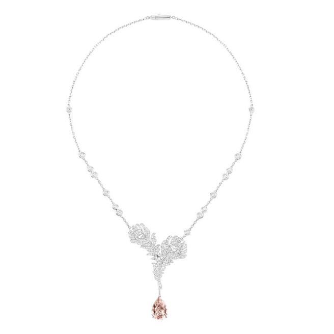 宝诗龙粉红色摩根石羽毛项炼，是昆凌喜爱的珠宝作品之一。（Boucheron提供）