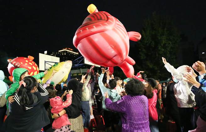 纸风车剧团在于台北市立木栅国民中学举行「巫顶环游世界」文山大首演，免费自由入场，吸引数百位大小朋友跟着巫婆「巫顶」一起探险环游世界，图为现场观眾大朋友小朋友与〈海底世界运动会）开心互动。（陈俊吉摄）