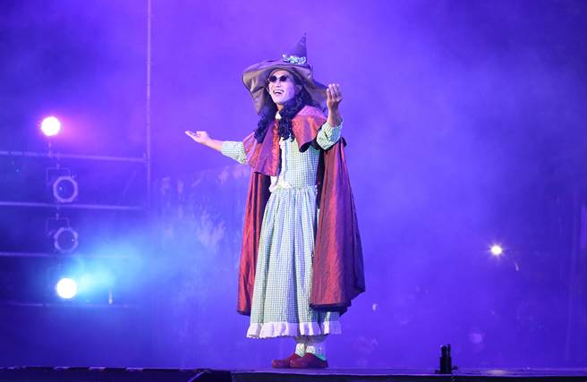 纸风车剧团在于台北市立木栅国民中学举行「巫顶环游世界」文山大首演，巫婆「巫顶」为全剧开场。（陈俊吉摄）