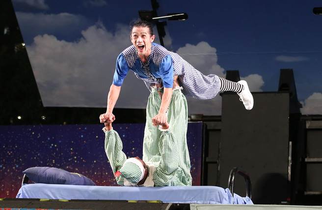 纸风车剧团在于台北市立木栅国民中学举行「巫顶环游世界」文山大首演，免费自由入场，吸引数百位大小朋友跟着巫婆「巫顶」一起探险环游世界，图为〈起床号〉演出片段。（陈俊吉摄）