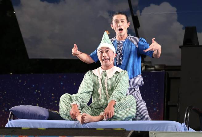 纸风车剧团在于台北市立木栅国民中学举行「巫顶环游世界」文山大首演，免费自由入场，吸引数百位大小朋友跟着巫婆「巫顶」一起探险环游世界，图为〈起床号〉演出片段。（陈俊吉摄）