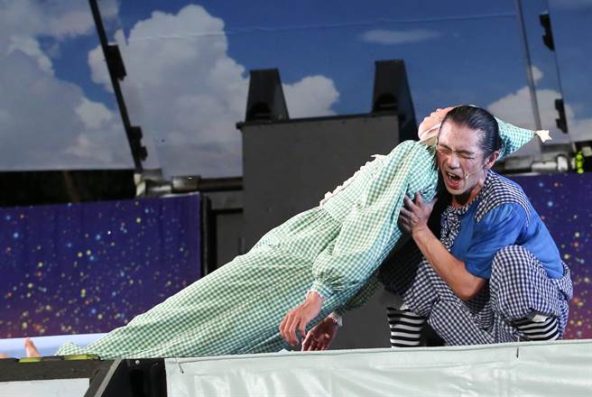 纸风车剧团在于台北市立木栅国民中学举行「巫顶环游世界」文山大首演，免费自由入场，吸引数百位大小朋友跟着巫婆「巫顶」一起探险环游世界，图为〈起床号〉演出片段。（陈俊吉摄）