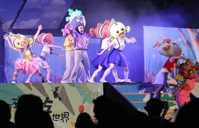 纸风车剧团在于台北市立木栅国民中学举行「巫顶环游世界」文山大首演，免费自由入场，吸引数百位大小朋友跟着巫婆「巫顶」一起探险环游世界，图为〈小芬小莲海底歷险记〉演出片段。（陈俊吉摄）