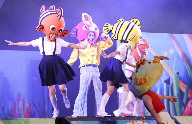 纸风车剧团在于台北市立木栅国民中学举行「巫顶环游世界」文山大首演，免费自由入场，吸引数百位大小朋友跟着巫婆「巫顶」一起探险环游世界，图为〈小芬小莲海底歷险记〉演出片段。（陈俊吉摄）