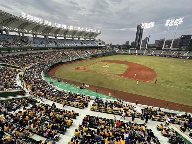 中华职棒33年下半球季进入尾声，中信兄弟17日移师高雄澄清湖棒球场对战统一狮，总共吸引1万532位球迷进场观赛，打破澄清湖高悬5年的进场人数纪录。（高市府运发局提供／洪浩轩高雄传真）
