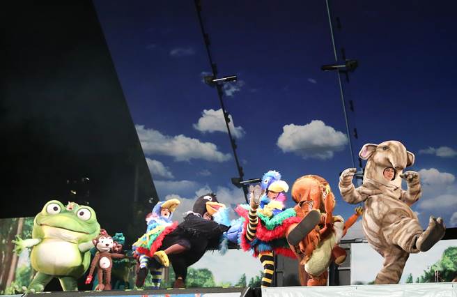 纸风车剧团在于台北市立木栅国民中学举行「巫顶环游世界」文山大首演，免费自由入场，吸引数百位大小朋友跟着巫婆「巫顶」一起探险环游世界，图为〈牛蛙爱唱歌〉演出片段。（陈俊吉摄）