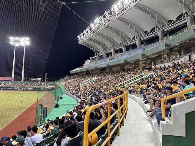 中华职棒33年下半球季进入尾声，中信兄弟17日移师高雄澄清湖棒球场对战统一狮，总共吸引1万532位球迷进场观赛，打破澄清湖高悬5年的进场人数纪录。（高市府运发局提供／洪浩轩高雄传真）