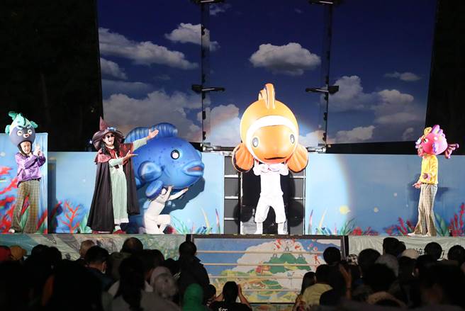 纸风车剧团在于台北市立木栅国民中学举行「巫顶环游世界」文山大首演，免费自由入场，吸引数百位大小朋友跟着巫婆「巫顶」一起探险环游世界，图为〈海底世界运动会）演出片段。（陈俊吉摄）
