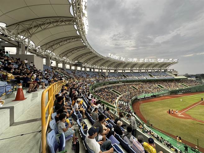 中华职棒33年下半球季进入尾声，中信兄弟17日移师高雄澄清湖棒球场对战统一狮，总共吸引1万532位球迷进场观赛，打破澄清湖高悬5年的进场人数纪录。（高市府运发局提供／洪浩轩高雄传真）