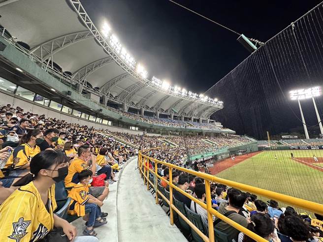 中华职棒33年下半球季进入尾声，中信兄弟17日移师高雄澄清湖棒球场对战统一狮，总共吸引1万532位球迷进场观赛，打破澄清湖高悬5年的进场人数纪录。（高市府运发局提供／洪浩轩高雄传真）