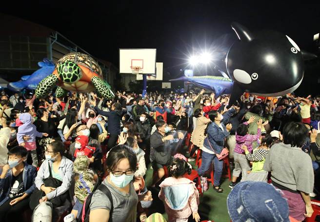 纸风车剧团在于台北市立木栅国民中学举行「巫顶环游世界」文山大首演，免费自由入场，吸引数百位大小朋友跟着巫婆「巫顶」一起探险环游世界，图为现场观眾大朋友小朋友与〈海底世界运动会）开心互动。（陈俊吉摄）