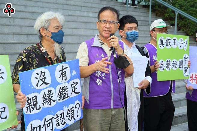 台北市长候选人苏焕智（左二）到台北高等行政法院声请假处分（本报资料照片。张铠乙摄）
