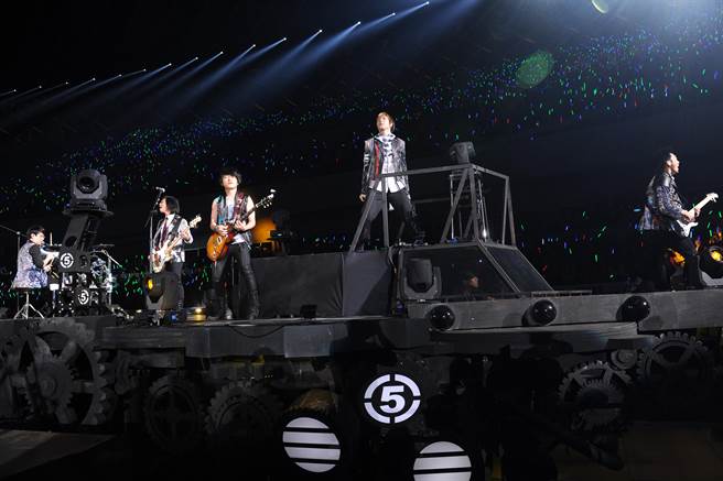 五月天诺亚方舟将结合这十年「诺亚方舟10周年进化復刻限定版演唱会」与时俱进、升级进化的高规格高质感现场演出制作。（相信音乐提供）