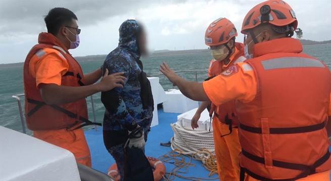 海巡队员成功救起漂流潜水客。(海巡署提供)