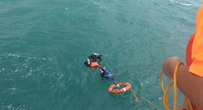 海巡队员成功救起漂流潜水客。(海巡署提供)