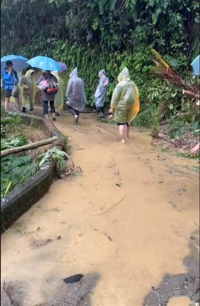 李先生一家人跋山涉水的至安全地方。（民眾提供／吴佩蓉宜兰传真）