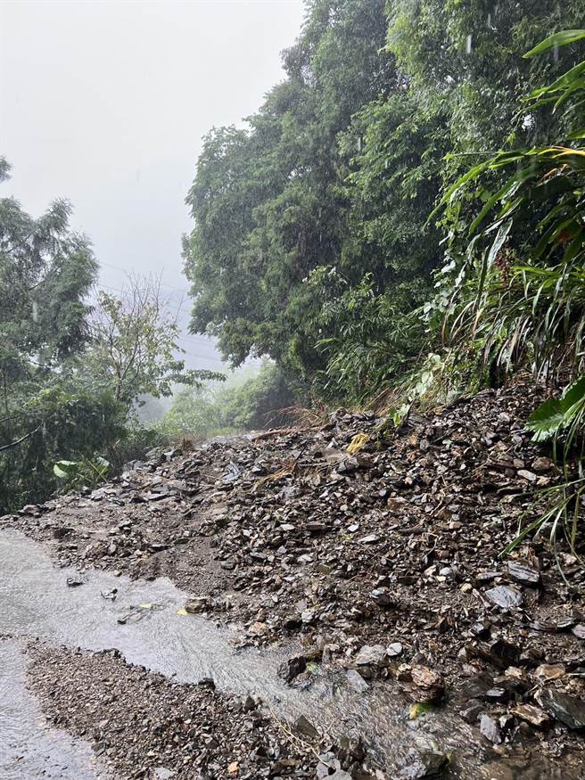 沿途都是崩坍的土石流。（民眾提供／吴佩蓉宜兰传真）