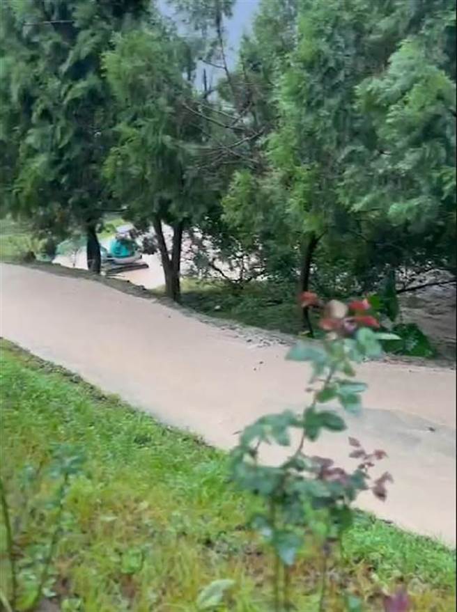 民宿外面已成了土黄色的河流。（民眾提供／吴佩蓉宜兰传真）
