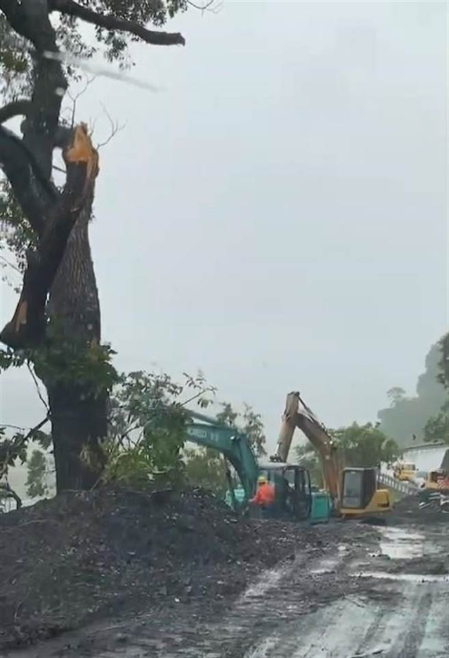 一路上搭着车突破重围、惊险万分。（民眾提供／吴佩蓉宜兰传真）