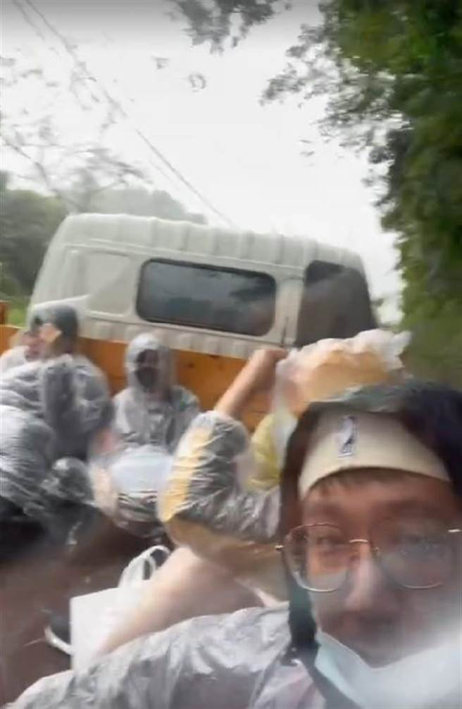 李先生笑说搭乘「淋浴露天座」。（民眾提供／吴佩蓉宜兰传真）