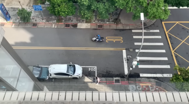 一名網友分享一位駕駛路邊停車的超扯狀況。（翻攝自WoWtchout - 地圖型行車影像分享平台YouTube）