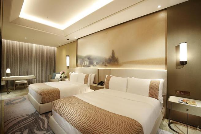 （台北美福大饭店ITF线上旅展开跑，「菁英客房一泊一食四人住宿券」4折起，等于每人2,200元即可入住。图／台北美福大饭店提供）