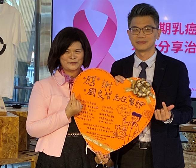 乳癌病友林女士献上一张心型感谢卡片，感谢中国附医乳房外科主任刘良智乳癌医疗团队的陪伴与协助，让她重生。（冯惠宜摄）
