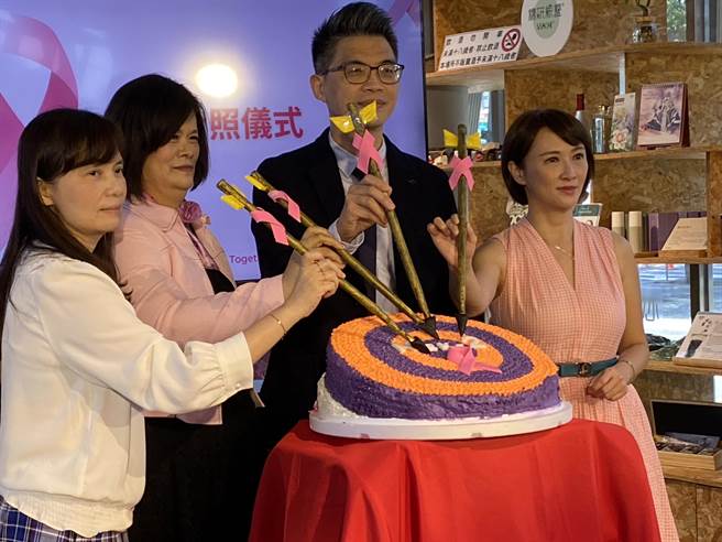 中国附医乳房外科主任刘良智与病友将标靶射上蛋糕靶心，象徵新的标靶药物诞生，可让更多病友获得重生。（冯惠宜摄）